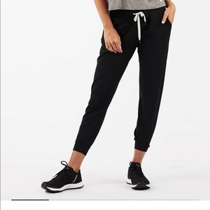 Vuori joggers - black